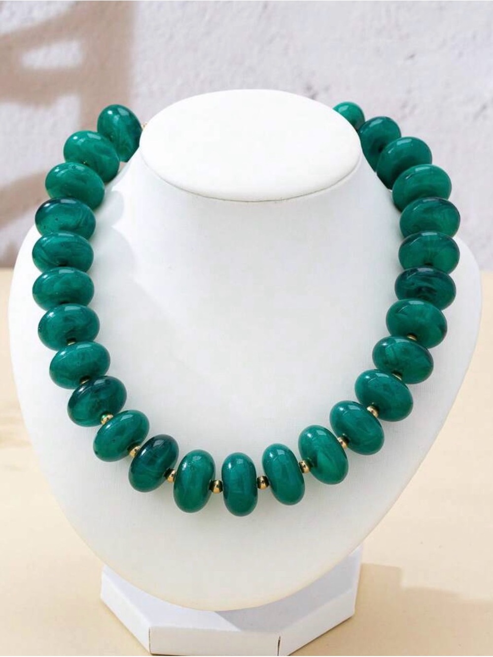 Chunky green bead necklace - Picture 3 of 3